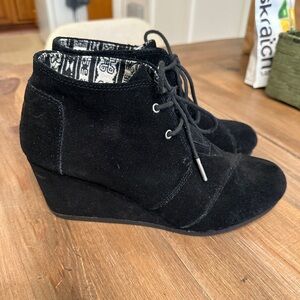 TOM’S BLACK SUEDE WEDGE WEDGES